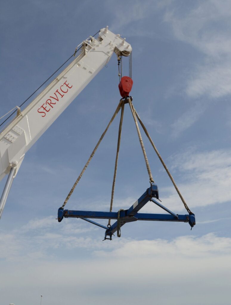 Mini crane with lifting equipment